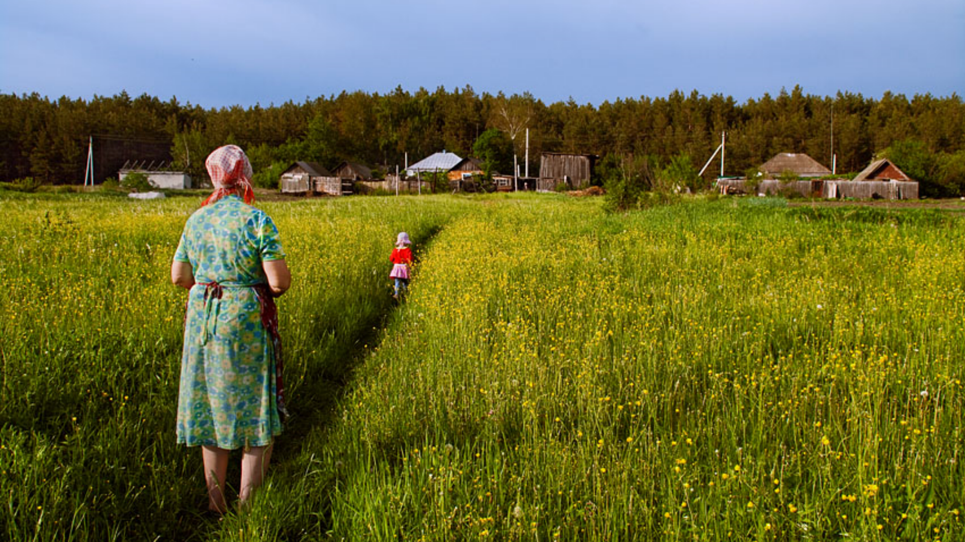 Деревня никуда. Лето у бабушки в деревне. Деревня летом. Бабушка в деревне. Сельские женщины.